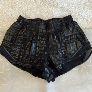Lululemon Hotty Hot Short 2.5” size 6 manifesto NWOT